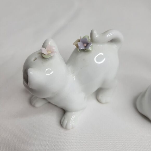 Vintage Porcelain Kitty Cat Salt and Pepper Shakers White Kittens with Flowers - Picture 5 of 8